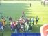 jucatorii fac turul stadionului cu trofeul