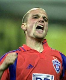 Erik-Cel-Fara-Cutit-Intre-Dinti